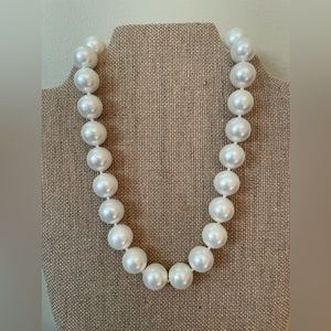 Large faux pearl 18” necklace. EUC.